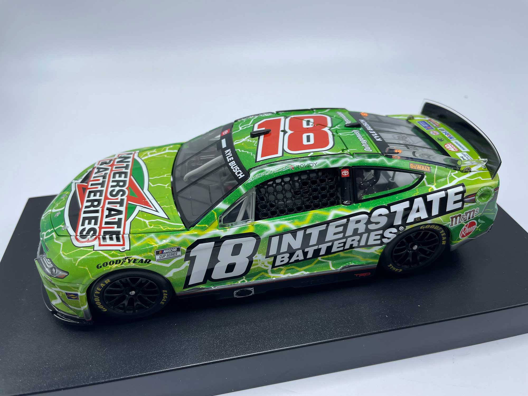 Retail NEW#18 KYLE BUSCH COMBO'S 2009 TOYOTA CAMRY COT HOOD WINNERS CIRCLE 1:64 