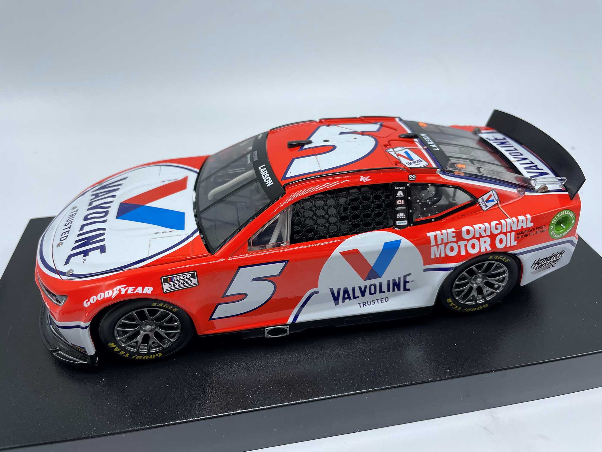 KYLE LARSON 2022 VALVOLINE 1:24 ELITE DIECAST