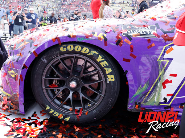 DENNY HAMLIN 2025 YAHOO! MICHIGAN RACED WIN 1:64 ARC DIECAST