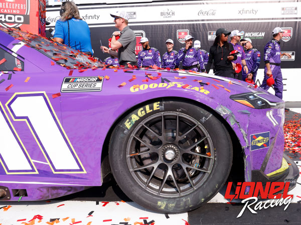 DENNY HAMLIN 2025 YAHOO! MICHIGAN RACED WIN 1:64 ARC DIECAST