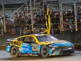 CHRISTOPHER BELL 2023 DEWALT BRISTOL DIRT RACED WIN 1:24 LIQUID COLOR ELITE DIECAST
